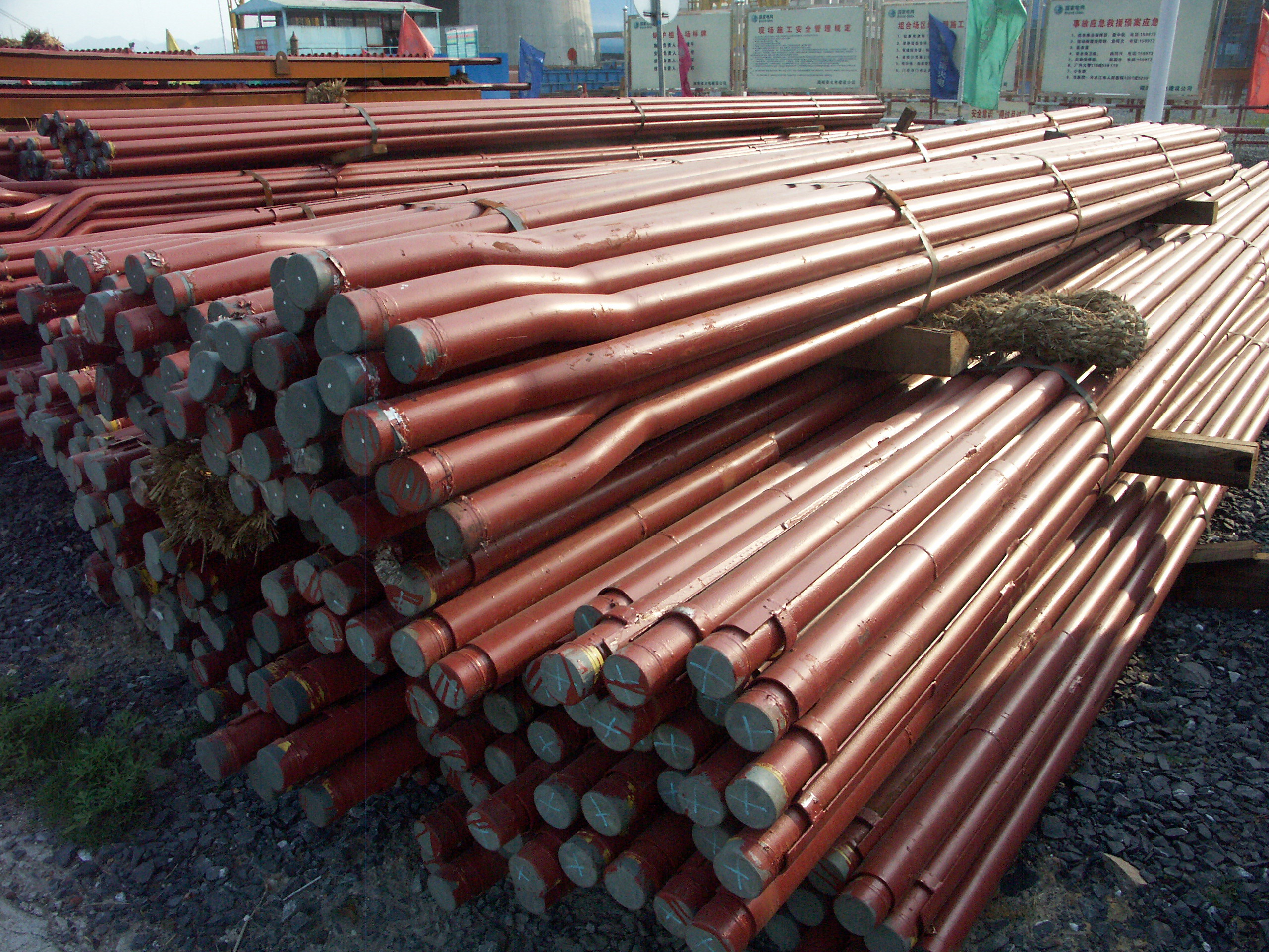 水冷壁管排|管與鰭片焊接成型。管徑：Φ60×5mm，材質(zhì)：20G GB5310-85。鰭片尺寸45×6mm，材質(zhì)：Q235-AF。長(zhǎng)度：4米。每組50根管，51根鰭片。