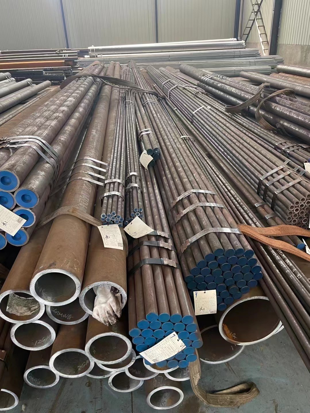 乙烯裝置超高壓蒸汽管道設(shè)計溫度545℃，設(shè)計壓力13.5MPa，設(shè)計選用A335-P91鋼，規(guī)格Φ168.3×14.27~Φ609.6×46.02