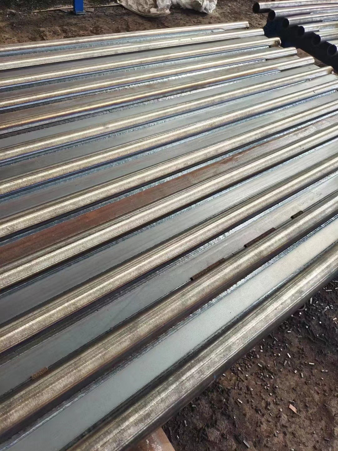 Φ38.1×7.5 SA-213T2 每件9根水冷壁管一排，長12米，管節(jié)距50.8mm,鰭片連接，鰭片為膜式扁鋼厚δ6.4㎜，材料為15CrMo，采用雙面坡口焊接型式